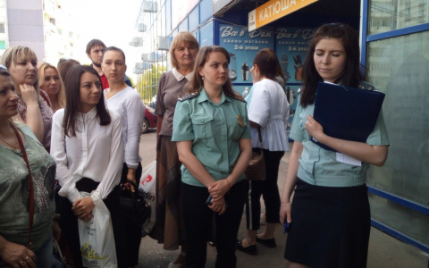 Приставы заблокировали вход в один из торговых центров Арбекова