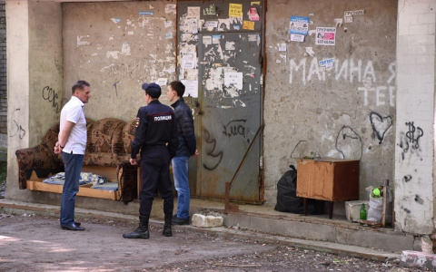 Виктор Кувайцев посетил рушащийся дом по адресу на Кулибина, 10