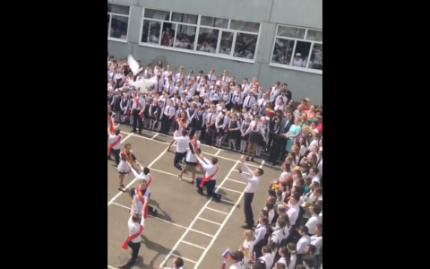 В пензенской школе во время "Последнего звонка" выпустили мертвого голубя