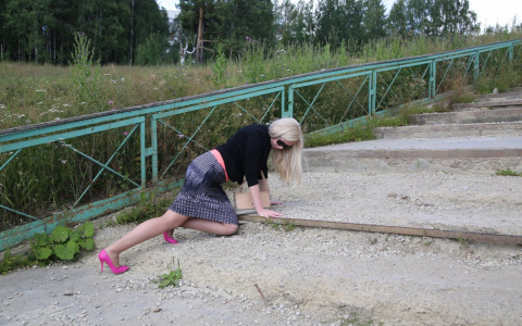 Лестница на Московской обрушилась под прохожими, горожанка сломала руку