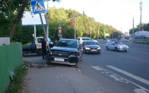 На улице Тимирязева Toyota обняла знак пешеходного перехода