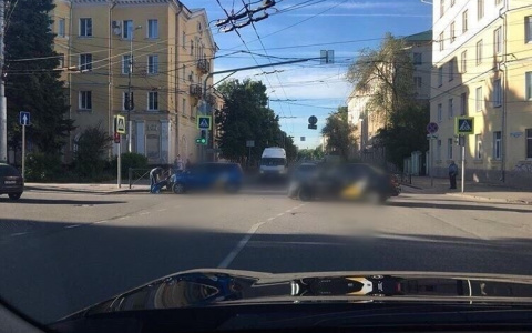 На Володарского таксист потерял бампер в столкновении с коллегой
