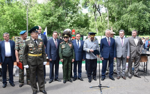 Губернатору Ивану Белозерцеву вручили медаль "100 лет Пограничной службы"
