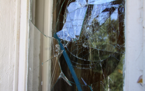 В Пензе нетрезвые вандалы разбили остановку и несколько машин