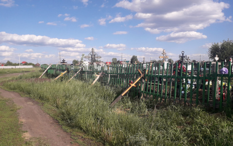 "Никто не забыт": в пригороде Сердобска крестами подперли рушащийся забор