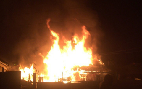 В Согласии сгорел частный дом, пострадавший пенсионер в больнице