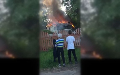 В Ахунах сгорел частный дом. Видео читателя.