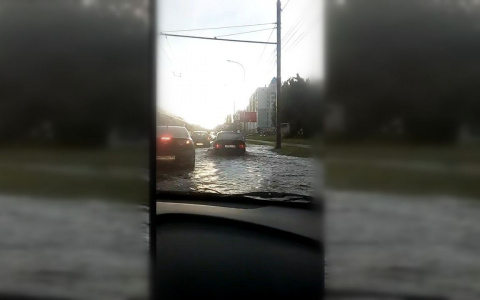 В Пензе после ливня залило проспект Строителей. Видео читателя.