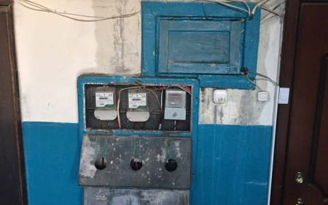 В доме на Карпинского дождь заливает электрические щиты