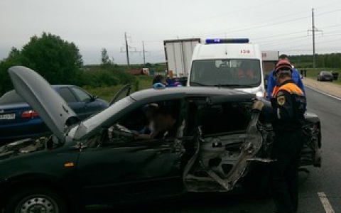 Пензенские спасатели вызволили мужчину из покореженной машины на трассе