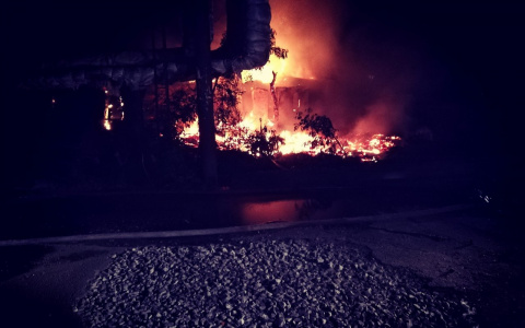 Читатель прислал в редакцию видео ночного пожара на Шуисте