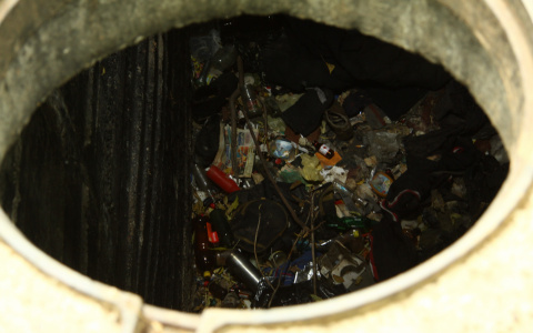 Низвержение с "Олимпа": мужчина упал в колодец рядом с ТЦ