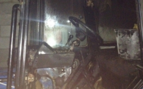 В Лунинском районе четверо пожарных тушили кабину трактора