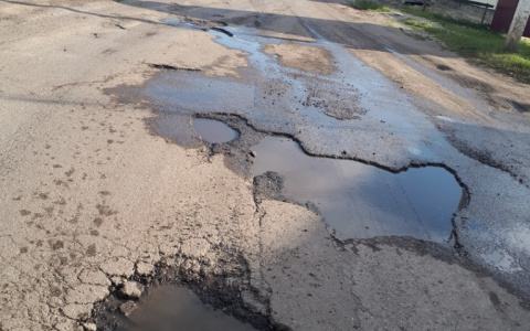 В Белинском водители ездят по "встречке" из-за огромных ям