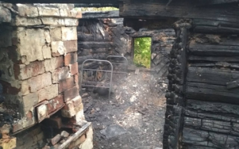 В страшном пожаре в Пензенском районе уцелели только кровать и печка