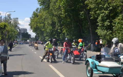 Что делали на площади Маршала Жукова мотоциклы МЧС и полиции?