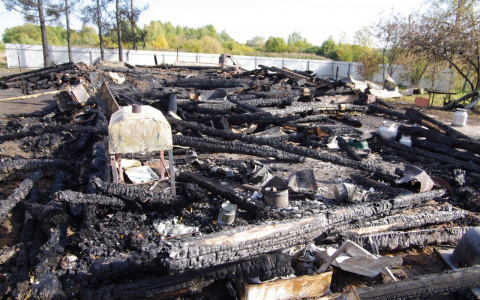 В Лунино горящий жилой дом тушили 12 человек