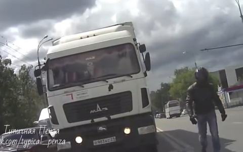 В Пензе мотоциклист разбил зеркало дальнобойщику за опасный маневр