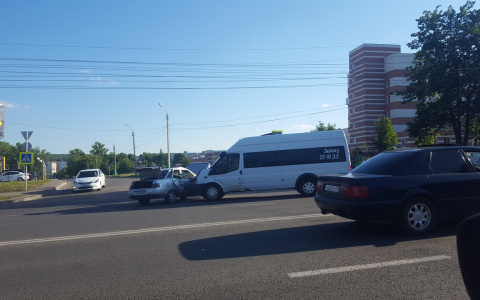 Около ЦНТИ маршрутка врезалась в "Ладу"
