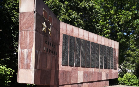 Оставить стелу "Слава героям" на месте может только президент?