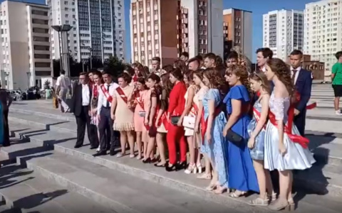 Бал медалистов на Юбилейной площади в Пензе: видео