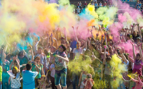 На фонтанной площади Спутника состоялся фестиваль красок