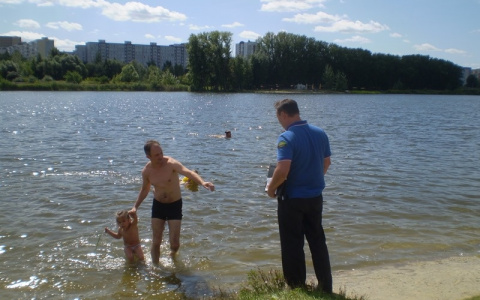 На пляже у горбольницы №6 организовали дополнительный спасательный пост