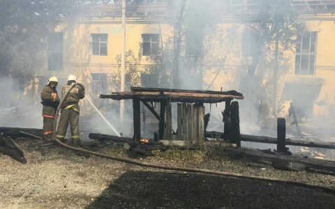 Припаркованные машины мешали проехать МЧС на пожар на Леонова - читатель