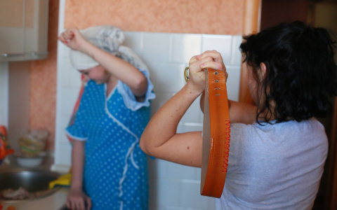 Мать трех детей из Пензы срывала свой гнев, избивая 11-летнюю дочь