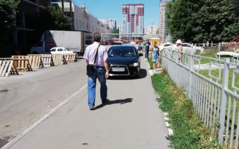Автохам проехался по пешеходному тротуару и пытался согнать пензячку с коляской