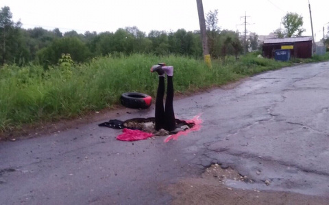 Пензенец заснял торчащие из ямы женские ноги