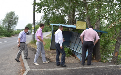 Дырявые урны, брошенная остановка и накиданная земля: что нашел Виктор Кувайцев во время осмотра облагороженной территории
