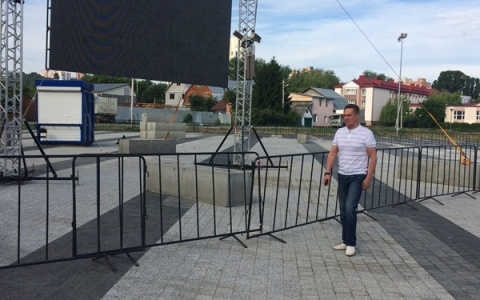 Экран на Юбилейной площади готов к трансляции матча "Россия-Хорватия"