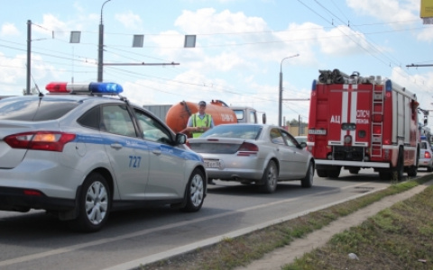 В Пензе 7 водителей не пропустили пожарный автомобиль в центре города