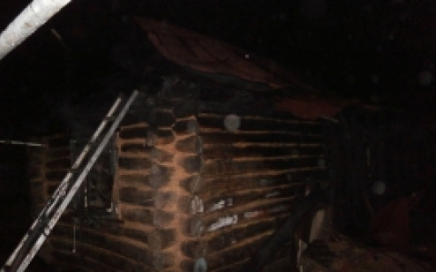 Минувшей ночью в Бессоновке полыхал деревянный дом