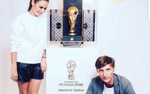 Павел Воля вошел в образ "гопника", рядом с Кубком Чемпионата Мира