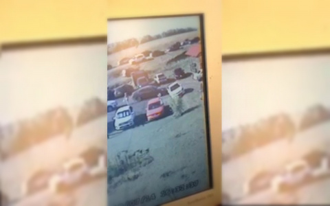 В Пензе неизвестный водитель врезался в машину на стоянке и сбежал