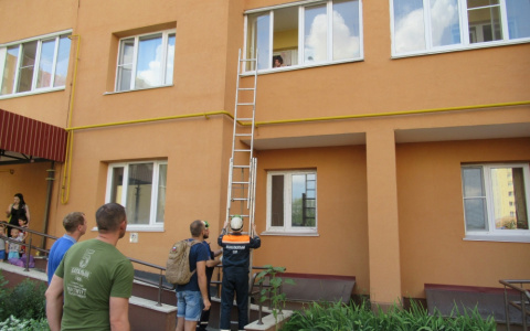 Пензенские спасатели помогли трехлетней девочке спуститься с балкона