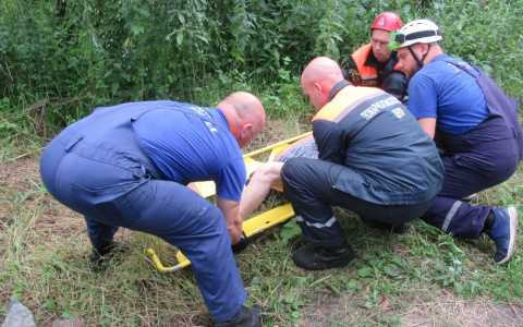 Пензенские спасатели помогли бабушке добраться из леса до «Скорой помощи»