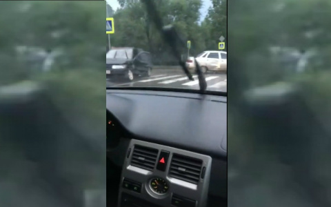 В Кузнецке на улице Фабричной в аварии смялись две легковушки