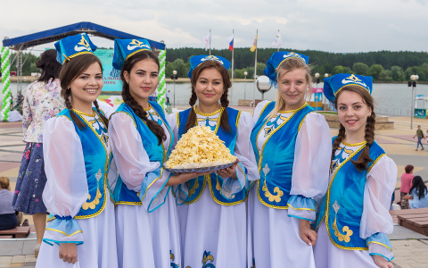 Город Спутник широко отпраздновал татарский национальный праздник Сабантуй