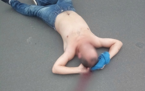 На улице Чапаева водитель избил мужчину, выбежавшего на дорогу