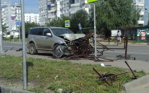 В Терновке внедорожник смял в гармошку ограждение у перехода