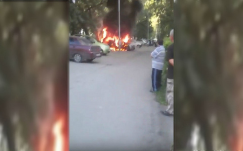 На улице Суворова сгорела легковушка: Видео читателя