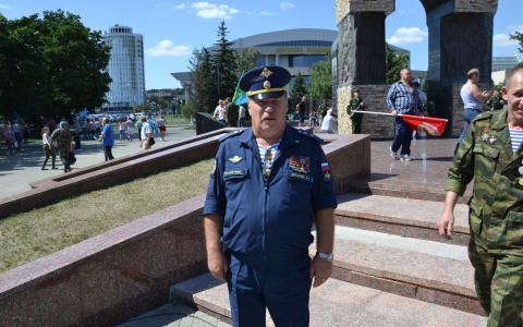 Владимир Холзинев: "Десантник не тот, кто бравирует, а кто достойно отмечает праздник"