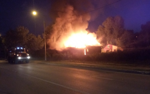 Ночью в районе "ККЗ Пенза" сгорел частный дом: Видео