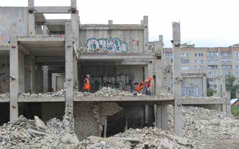 В Кузнецке демонтируют недостроенный хирургический корпус