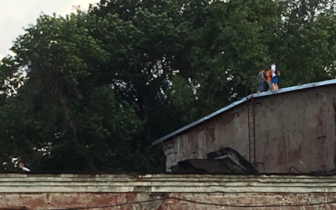 В Сердобске подростки проводят каникулы на крыше завода