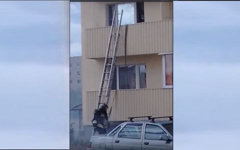 Спасатели потушили возгорание в квартире на Чапаева: Видео