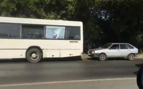 Читатель прислал видео аварии с автобусом и легковушкой на Чехова